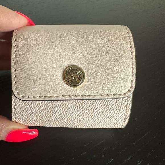 EUC Michael Kors iPod holder-pink and white with gold clip - Picture 3 of 5